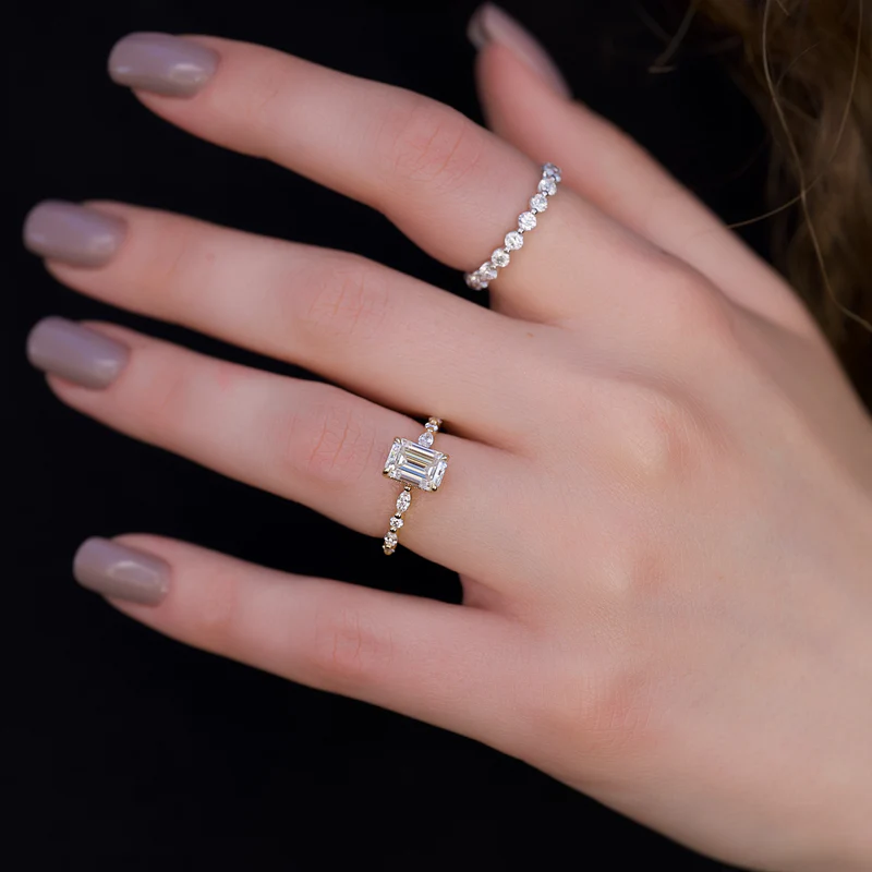 emerald solitaire ring