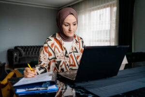 girl study online and writing